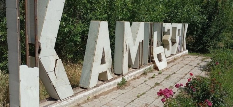 Неизвестные повредили арт-объект "Я люблю Камызяк". Фото: https://mayak-delta.ru/news/different/2026-06-04/vandaly-isportili-gorodskoy-art-ob-ekt-v-kamyzyake-218308?amp=1