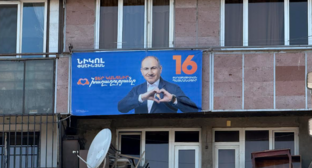 Агитплакат правящей партии "Гражданский договор". Фото "Кавказского узла".