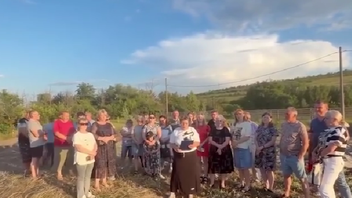 Жители поселка Царицын обратились к Бастрыкину. Стоп-кадр видео V1 от 11.06.26, https://v1.ru/text/gorod/2026/06/11/76473003/ Жители поселка Царицын обратились к Бастрыкину. Стоп-кадр видео V1 от 11.06.26, https://v1.ru/text/gorod/2026/06/11/76473003/