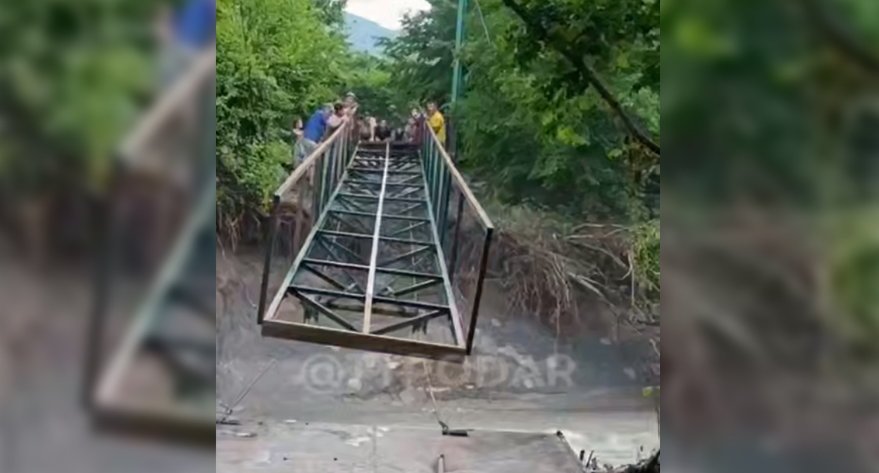 Жители села Возрождение устанавливают мост через реку. Кадр из видео https://t.me/typodar/61193