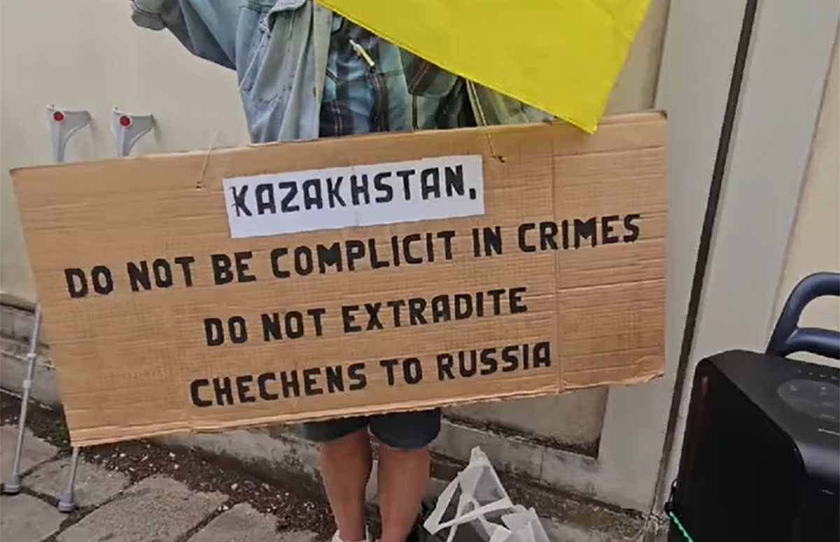 Участник акции в Вене держит в руках транспарант с призывом к властям Казахстана. Скриншот публикации https://www.instagram.com/p/DZkW4qPJGVo/ (деятельность компании Meta (владеет Facebook, Instagram и WhatsApp) запрещена в России) Участник акции в Вене держит в руках транспарант с призывом к властям Казахстана. Скриншот публикации https://www.instagram.com/p/DZkW4qPJGVo/ (деятельность компании Meta (владеет Facebook, Instagram и WhatsApp) запрещена в России)