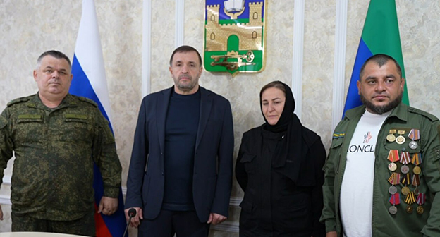 Вдове Магарама Абугаджиева передали орден Мужества. 15 июня 2026 г. Фото пресс-службы администрации Хасавюрта