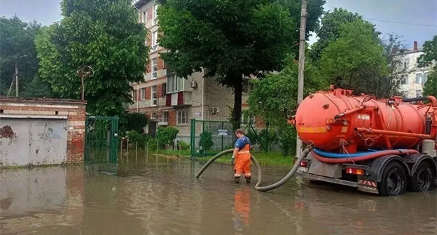Устранение последствий подтоплений в Краснодаре. 13 июня 2026 г. Фото: Официальный Интернет-портал администрации муниципального образования город Краснодар и городской Думы Краснодара