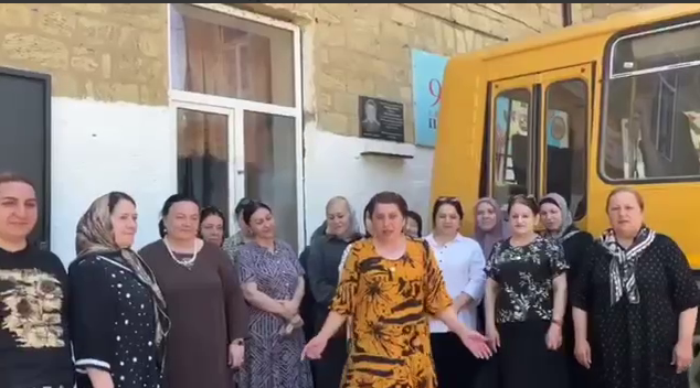 Кадр видеообращения коллектива школы поселка Красноармейский в Дагестане. Фото: Штаб Дагестана / Telegram-канал Кадр видеообращения коллектива школы поселка Красноармейский в Дагестане. Фото: Штаб Дагестана / Telegram-канал