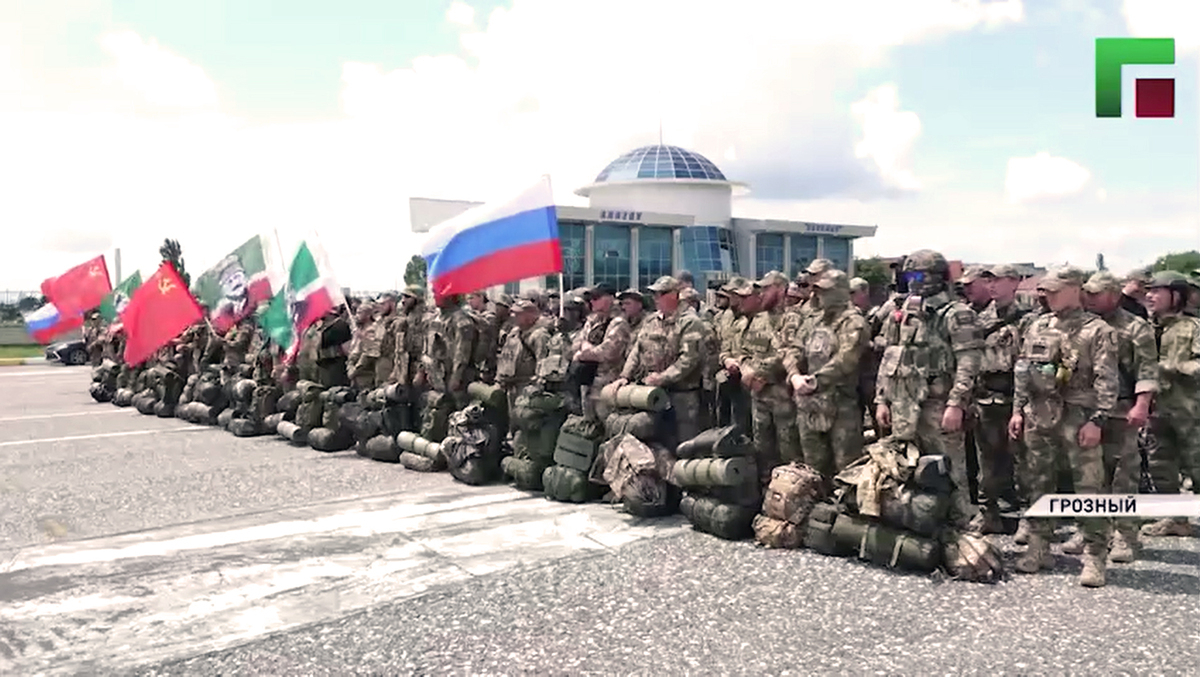 Группа бойцов перед отправкой из Чечни на Украину. Кадр из видео https://www.instagram.com/p/DZu0VvTRybZ (деятельность компании Meta (владеет Facebook, Instagram и WhatsApp) запрещена в России)