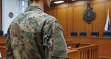 Военнослужащий в зале суда. Иллюстрация создана "Кавказским узлом" при помощи ИИ в программе Copilot