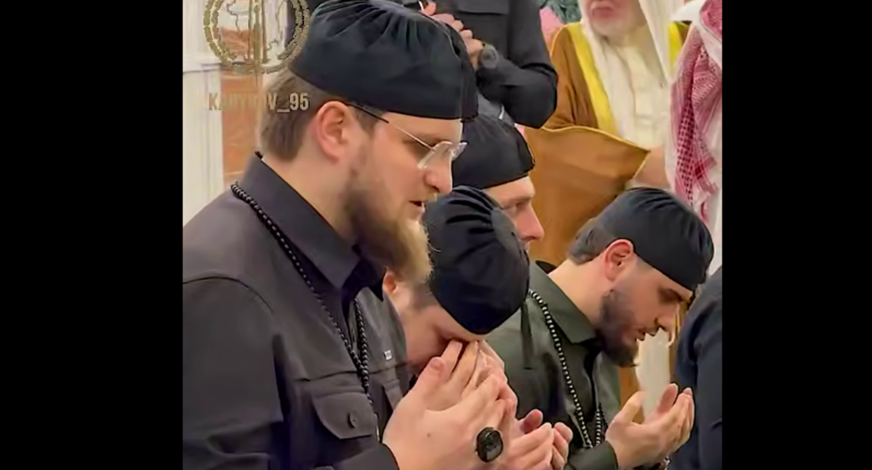 Сыновья и приближенные Рамзана Кадырова (на переднем плане - старший сын Ахмат_ совершили молитву за пропавшего мальчика. Стоп-кадр видео из Telegram-канала главы Чечни от 19.06.26, https://t.me/RKadyrov_95/6675