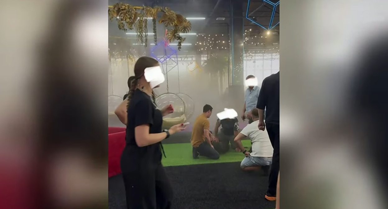 Момент задержания нападавшего в ТЦ West Mall в Краснодаре. Кадр из видео https://www.youtube.com/watch?v=kQG3l6AeilA