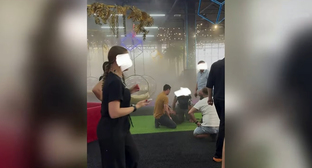 Момент задержания нападавшего в ТЦ West Mall в Краснодаре. Кадр из видео https://www.youtube.com/watch?v=kQG3l6AeilA