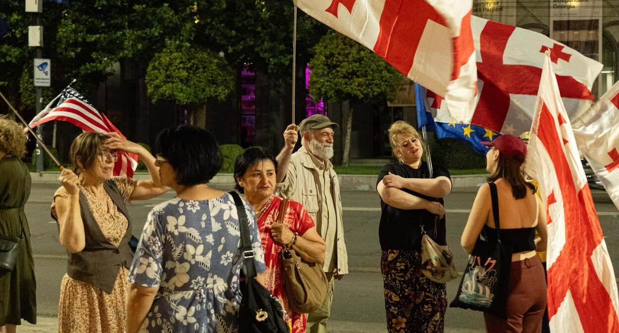 Протестующие на проспекте Руставели. Фото: Mindia Gabadze / Publika
Протестующие на проспекте Руставели. Фото: Mindia Gabadze / Publika