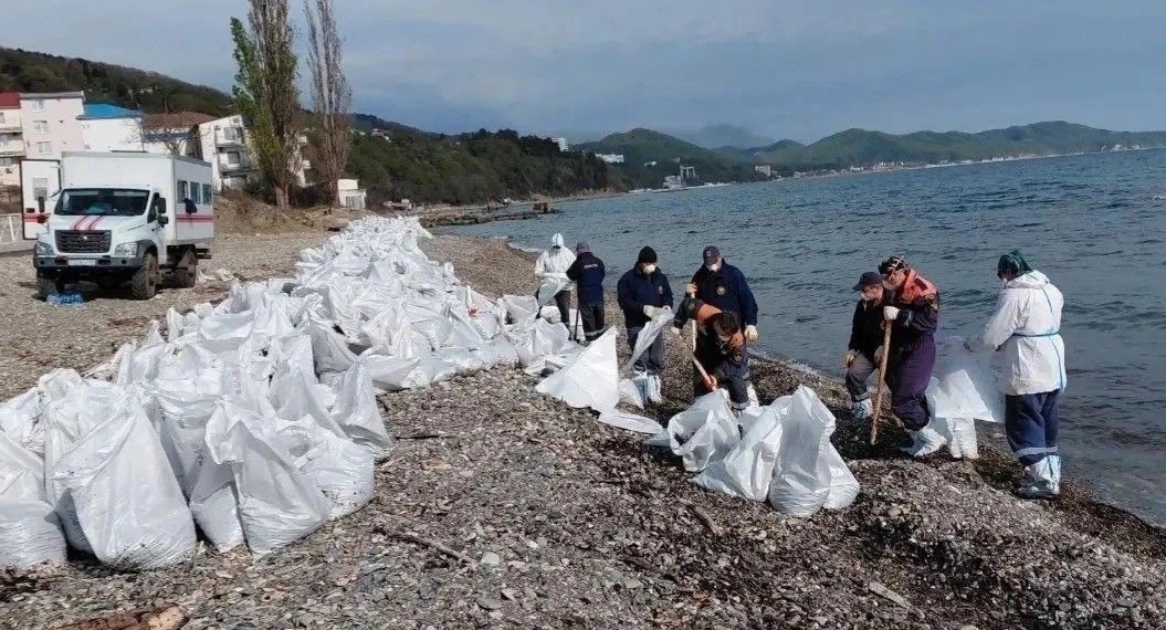 Очистка побережья в Туапсинском округе. Фото: оперштаб Кубани https://t.me/opershtab23/15858 Очистка побережья в Туапсинском округе. Фото: оперштаб Кубани https://t.me/opershtab23/15858