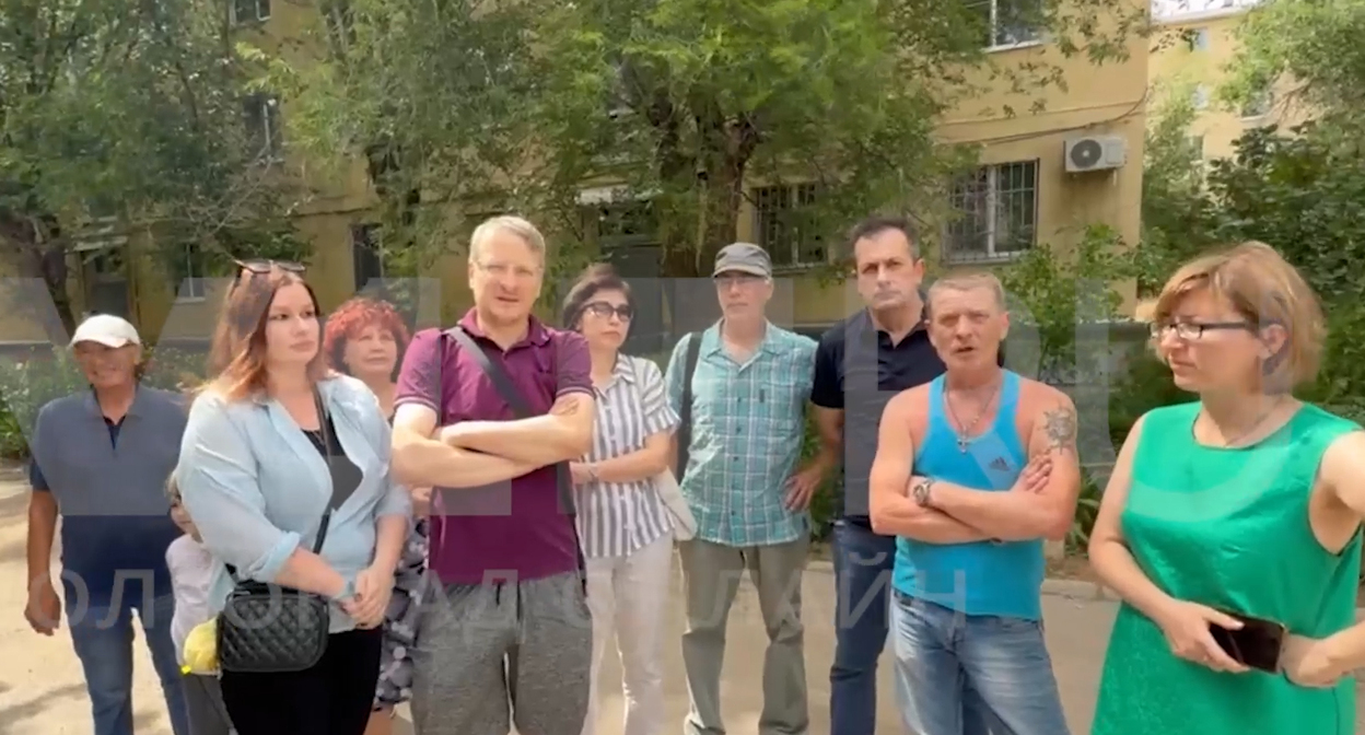Жители домов № 65, 71, 73 и 75 на улице Набережной в Волжском. Кадр из видео https://t.me/rusnews/86750 Жители домов № 65, 71, 73 и 75 на улице Набережной в Волжском. Кадр из видео https://t.me/rusnews/86750