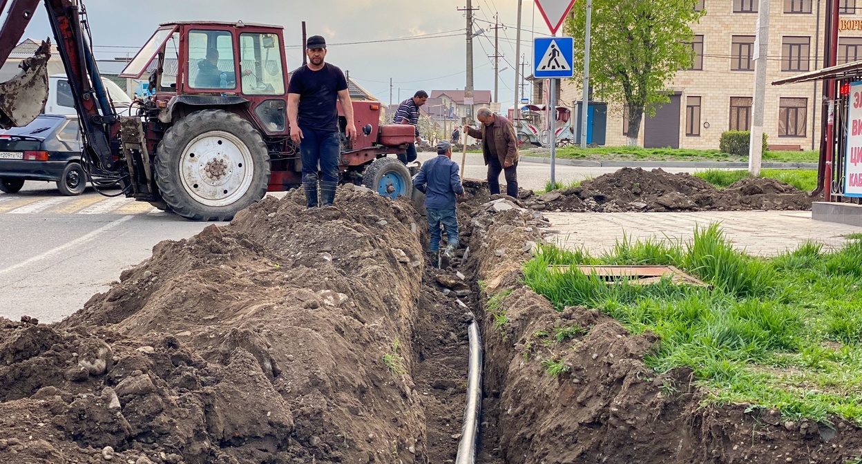 Работы по устранению аварии на водопроводной сети в Чегеме. Фото: https://chegem.kbr.ru/