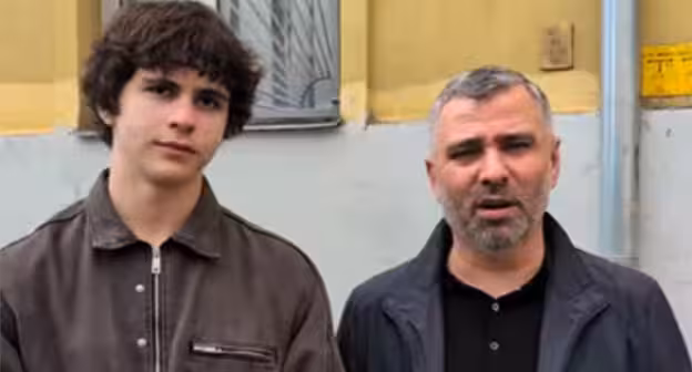 Роман Мурдиев (слева) и адвокат Асланбек Минкаилов. Кадр видео в Instagram*