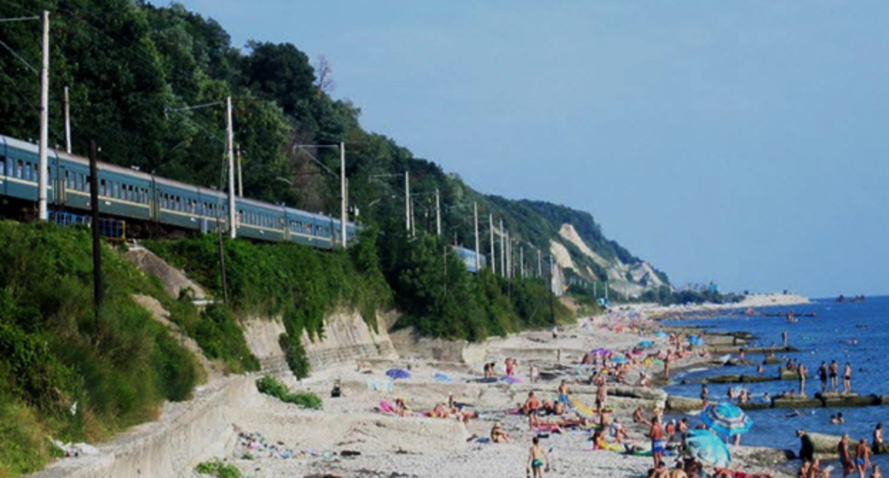 Пляж в Туапсе. Фото: https://yugarf.ru/tuapse-dikie-plyazhi/