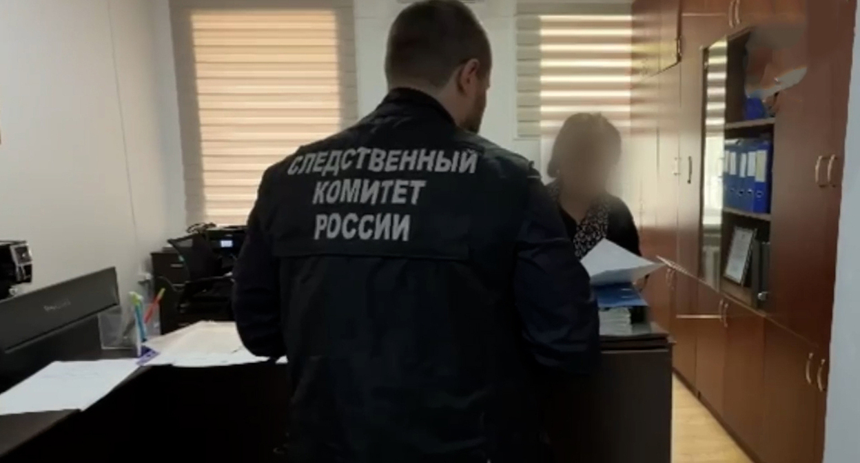 Сотрудник следственного комитета. Скриншот видео https://www.1tv.ru/news/2026-04-13/539224