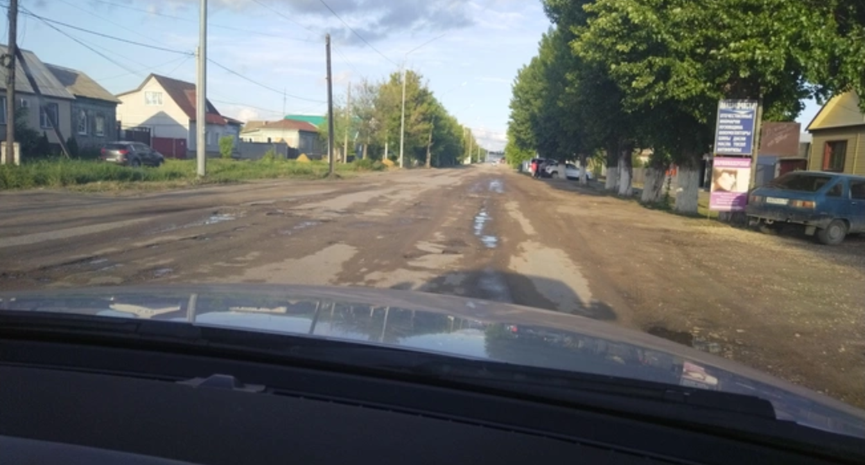 Кадр разбитых дорог в поселке "Красный Яр" в Волгоградской области. Фото: V1.ru. / https://v1.ru/text/transport/2026/07/01/76509075/