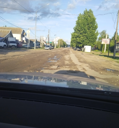 Кадр разбитых дорог в поселке "Красный Яр" в Волгоградской области. Фото: V1.ru. / https://v1.ru/text/transport/2026/07/01/76509075/