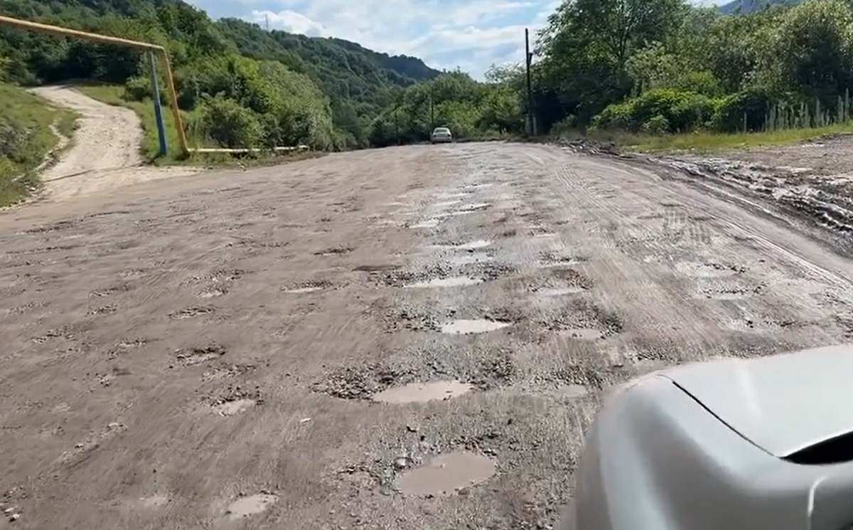 Дорога от села Лечинкай до Нижнего Чегема. Кадр из видео https://www.instagram.com/_07_kbr/reel/DaSnbMlAm-H (деятельность компании Meta (владеет Facebook, Instagram и WhatsApp) запрещена в России) Дорога от села Лечинкай до Нижнего Чегема. Кадр из видео https://www.instagram.com/_07_kbr/reel/DaSnbMlAm-H (деятельность компании Meta (владеет Facebook, Instagram и WhatsApp) запрещена в России)