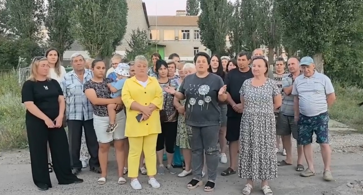 Жители Водного записывают видеообращение к главе Следкома Александру Бастрыкину. Кадр из видео https://dzen.ru/video/watch/6a4a03ef5ec2671d975d4fa6