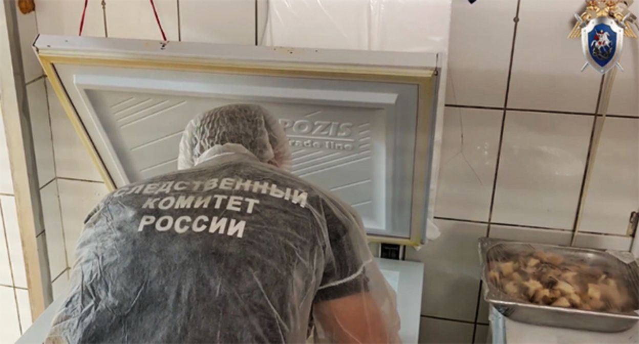 Сотрудник следственного комитета во время осмотра гастронома в Астрахани. Фото: следственный комитет России Сотрудник следственного комитета во время осмотра гастронома в Астрахани. Фото: следственный комитет России