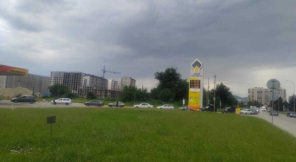 Очередь машин на АЗС "Роснефть" в Нальчике, 7 июля 2026 года. Фото корреспондента "Кавказского узла". Очередь машин на АЗС "Роснефть" в Нальчике, 7 июля 2026 года. Фото корреспондента "Кавказского узла".