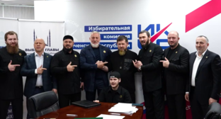 Рамзан Кадыров и чеченские чиновники в избиркоме республики. Стоп-кадр видео из Telegram-канала Рамзана Кадырова от 08.07.26, https://t.me/RKadyrov_95/6719 