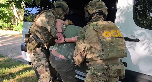 Сотрудники ФСБ задерживают подозреваемого. Скриншот видео https://www.1tv.ru/news/2026-07-09/547136 Сотрудники ФСБ задерживают подозреваемого. Скриншот видео https://www.1tv.ru/news/2026-07-09/547136