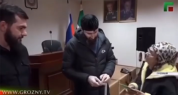 Руководитель Центра исламской медицины Адам Эльжуркаев и жительница Грозного, которой вменено занятие колдовством. Кадр из видео https://www.instagram.com/p/DaqPUA_oNu_ (деятельность компании Meta (владеет Facebook, Instagram и WhatsApp) запрещена в России) Руководитель Центра исламской медицины Адам Эльжуркаев и жительница Грозного, которой вменено занятие колдовством. Кадр из видео https://www.instagram.com/p/DaqPUA_oNu_ (деятельность компании Meta (владеет Facebook, Instagram и WhatsApp) запрещена в России)