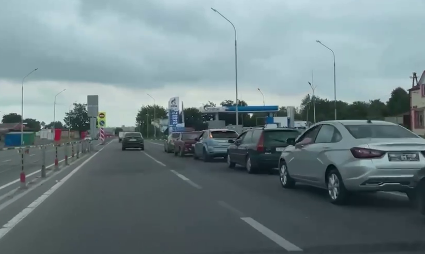 Очередь за бензином в Гизели, Северная Осетия. Стоп-кадр видео "Сапа" https://t.me/sapa_15/10037?single.