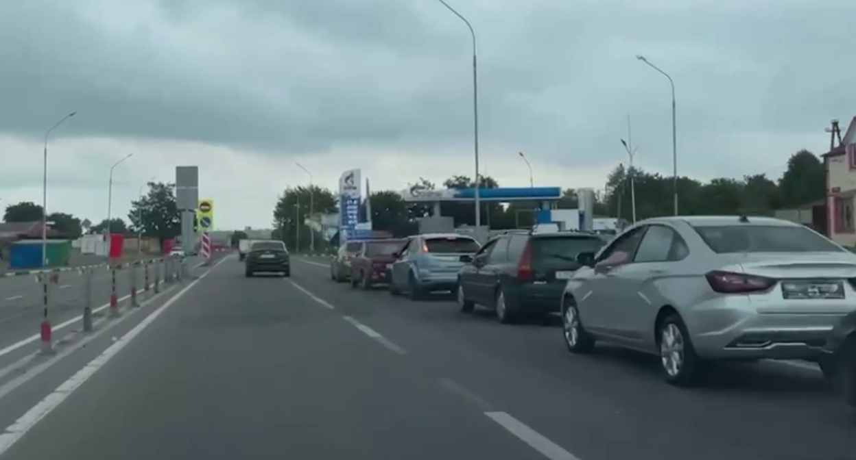 Очередь за бензином в Гизели, Северная Осетия. Стоп-кадр видео "Сапа" https://t.me/sapa_15/10037?single.