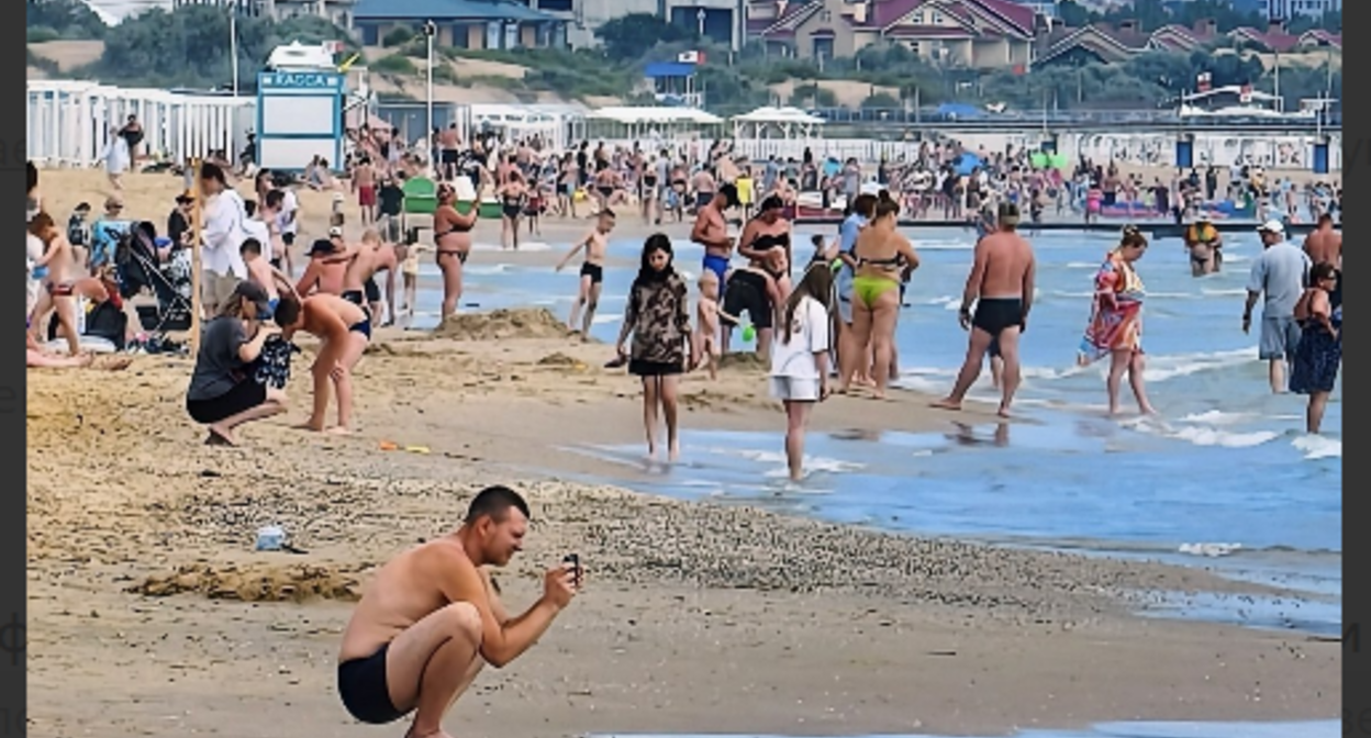 Пляж в Анапе. Скриншот фото из Telegram-канала "Маковозовы" от 15.07.26, https://t.me/makovozovy/64261 Пляж в Анапе. Скриншот фото из Telegram-канала "Маковозовы" от 15.07.26, https://t.me/makovozovy/64261