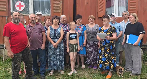 Жители Гунайки Четвёртой записывают видеообращение к властям. Кадр из видео https://vk.ru/wall-240257850_3