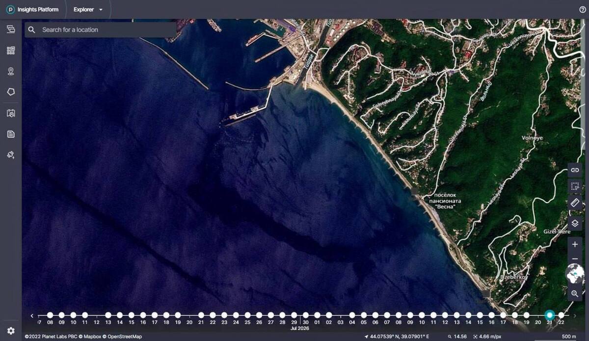 Спутниковый снимок с тёмным шлейфом в акватории Чёрного моря. Скриншот публикации в телеграм-канале эколога Евгения Витишко – https://t.me/evitishko/1960