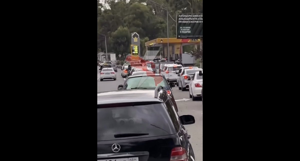 Очередь перед АЗС в Абхазии. Кадр видео chp_abh / Instagram*