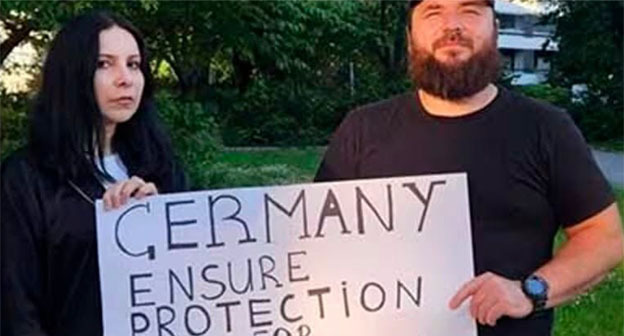 Участники акций в трех странах Европы выступили против высылки уроженца Чечни в Россию. Фото https://www.facebook.com принадлежит компании Meta деятельность которойи запрещена в России