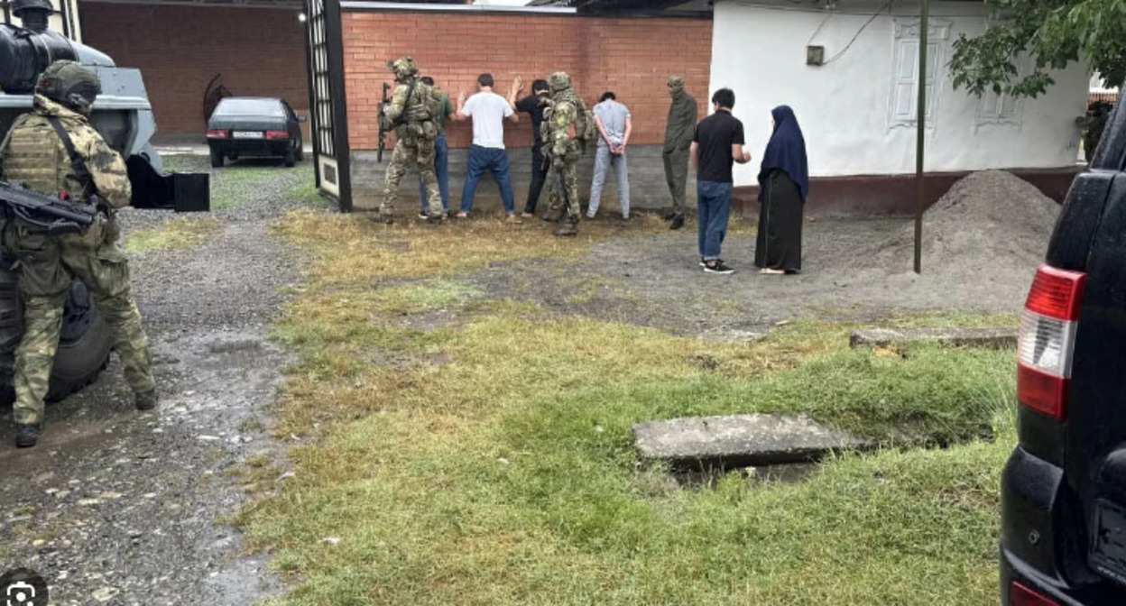 Сотрудники правоохранительных органов задерживают подозреваемых. 31 июля 2026 г. Скриншот видео https://t.me/mvdri/10800