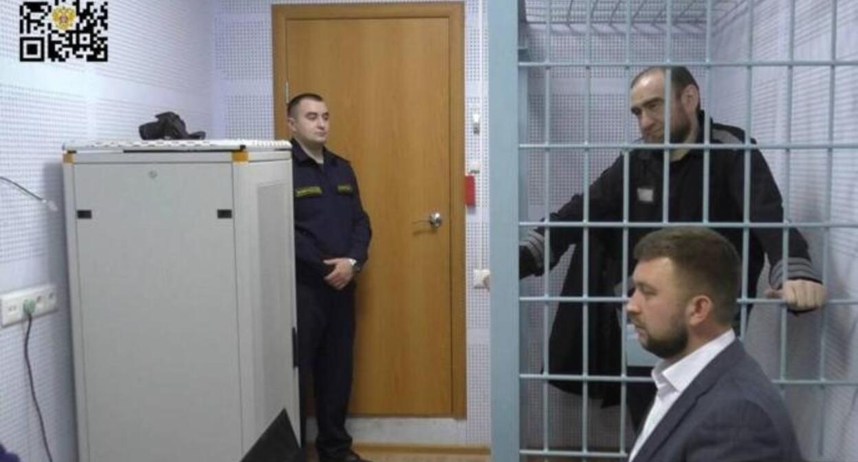 Рауф Арашуков (слева). Фото: Ленинский районный суд Оренбурга Рауф Арашуков (слева). Фото: Ленинский районный суд Оренбурга