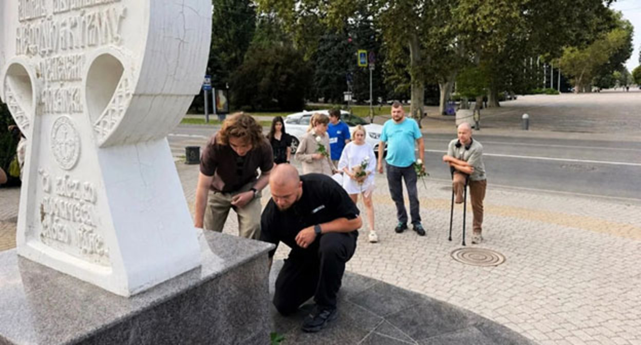 Возложение цветов в память о погибших в Архипо-Осиповке. Фото: администрация Краснодарского края в МАХ