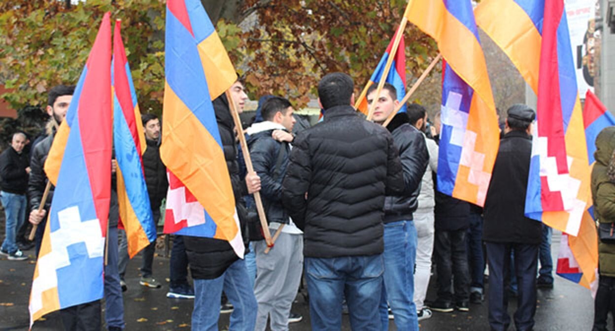 Активисты с флагами Нагорного Карабаха. Фото "Кавказского узла" Активисты с флагами Нагорного Карабаха. Фото "Кавказского узла"
