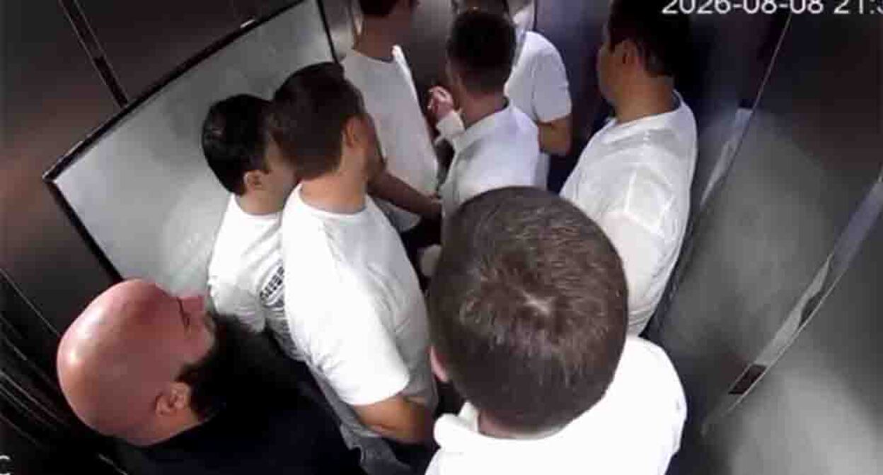 Пассажиры лифта в махачкалинской многоэтажке. Кадр из видео на странице https://www.instagram.com/p/DbzK8ZzsrB0 (деятельность компании Meta (владеет Facebook, Instagram и WhatsApp) запрещена в России)