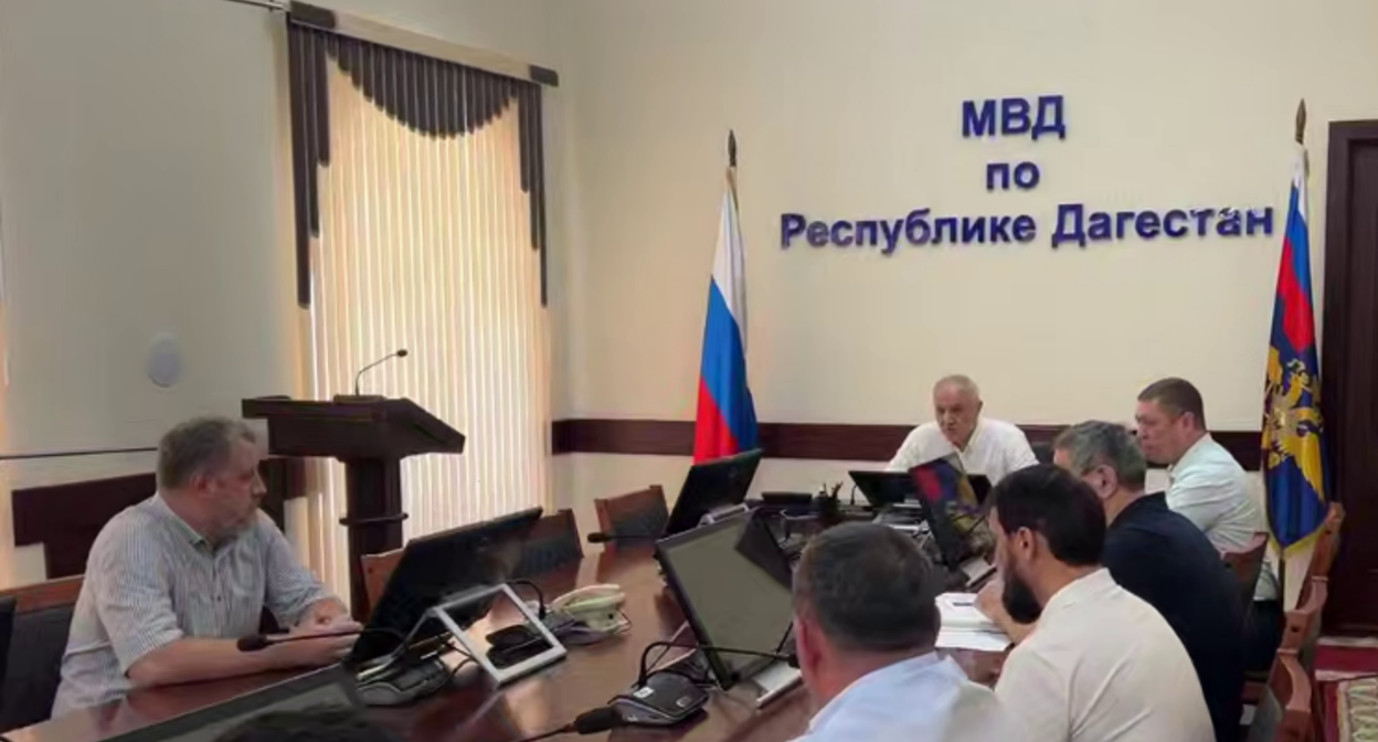 Встреча владельцев АЗС с главой МВД Дагестана. Стп-кадр виде из Telegram-канала "Криминальная хроника" от 08.08.26, https://t.me/criminal_chronicle/9006 Встреча владельцев АЗС с главой МВД Дагестана. Стп-кадр виде из Telegram-канала "Криминальная хроника" от 08.08.26, https://t.me/criminal_chronicle/9006