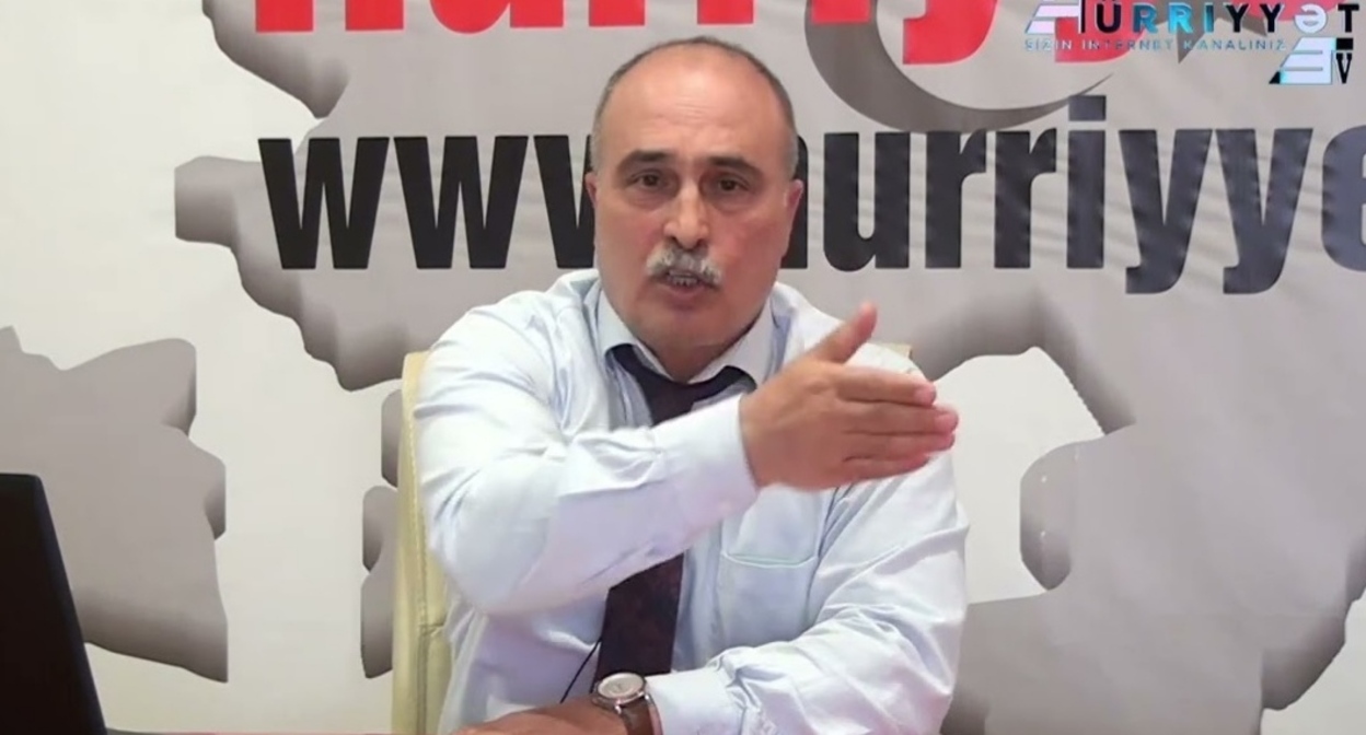 Вугар Мамедов. Фото: Hürriyyət https://hurriyyet.az/az/post/hurriyyetin-bas-redaktoru-hebs-edildi---mehkeme-vuqar-memmedovu-qanunsuz-olaraq-1-ay-muddetine-azadliqdan-mehrum-etdi-400659 Вугар Мамедов. Фото: Hürriyyət https://hurriyyet.az/az/post/hurriyyetin-bas-redaktoru-hebs-edildi---mehkeme-vuqar-memmedovu-qanunsuz-olaraq-1-ay-muddetine-azadliqdan-mehrum-etdi-400659