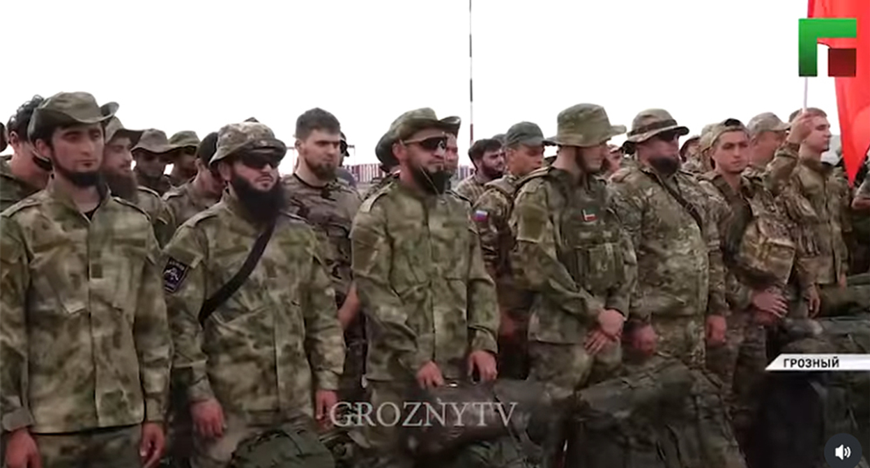 Группа бойцов в аэропорту Грозного перед отправкой в зону СВО. Кадр из видео https://www.instagram.com/p/Db-QalERijt (деятельность компании Meta (владеет Facebook, Instagram и WhatsApp) запрещена в России) Группа бойцов в аэропорту Грозного перед отправкой в зону СВО. Кадр из видео https://www.instagram.com/p/Db-QalERijt (деятельность компании Meta (владеет Facebook, Instagram и WhatsApp) запрещена в России)