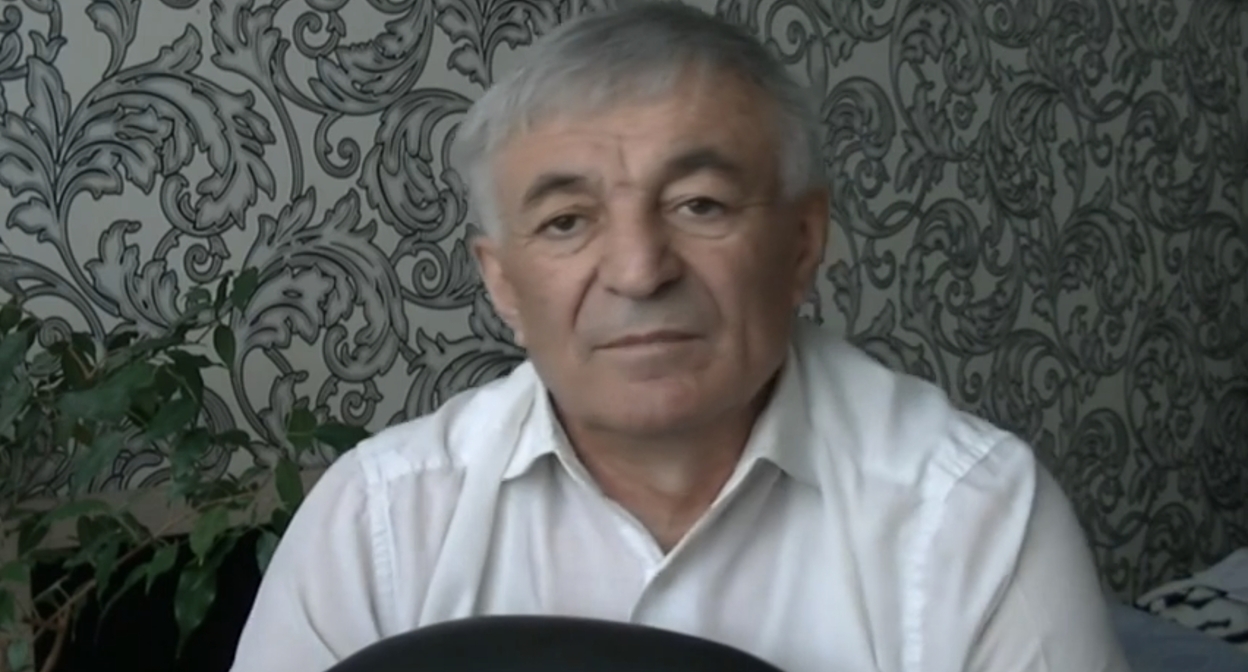 Давуд Адахов. Кадр видео на YouTube-канале активиста. Давуд Адахов. Кадр видео на YouTube-канале активиста.