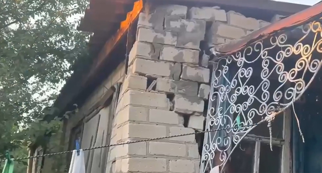 Поврежденный дом в хуторе Приозерный. Кадр из видео https://t.me/tipichkras/82075