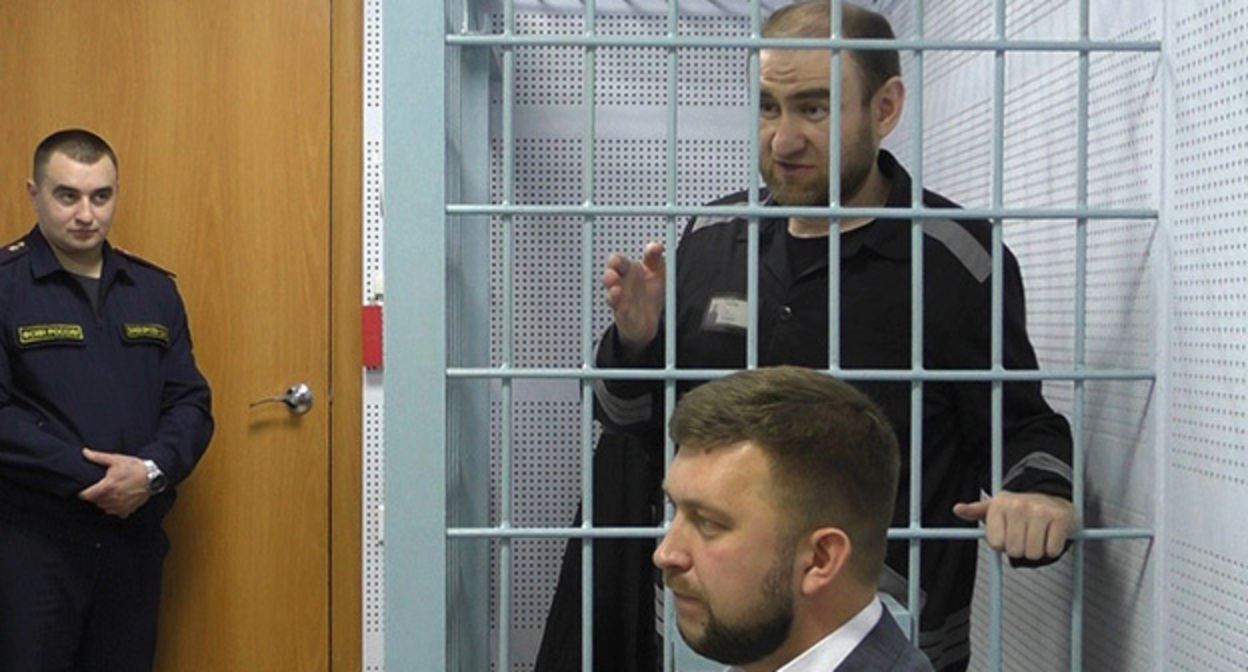 Рауф Арашуков в зале суда. Фото: https://vk.com/@-212013304-sudom-prodolzhaetsya-rassmotrenie-ugolovnogo-dela-v-otnoshen?subtype=primary Рауф Арашуков в зале суда. Фото: https://vk.com/@-212013304-sudom-prodolzhaetsya-rassmotrenie-ugolovnogo-dela-v-otnoshen?subtype=primary