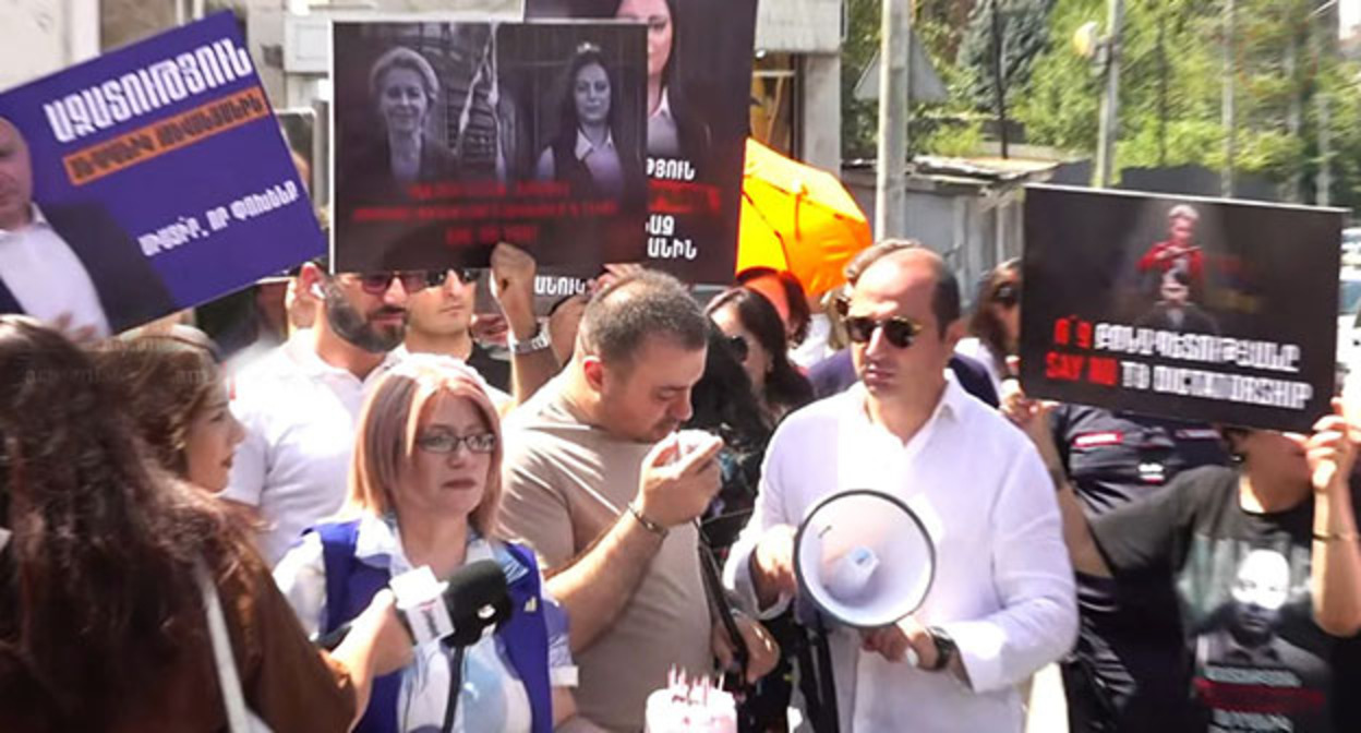 Акция протеста у офиса ЕС в Ереване. 19 августа 2026 г. Скриншот видео https://armeniatoday.am/society-ru/1116991/ Акция протеста у офиса ЕС в Ереване. 19 августа 2026 г. Скриншот видео https://armeniatoday.am/society-ru/1116991/
