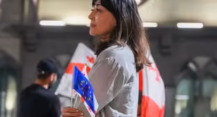 Участница акции протеста на проспекте Руставели. Фото: Nino Kikvadze / Publika