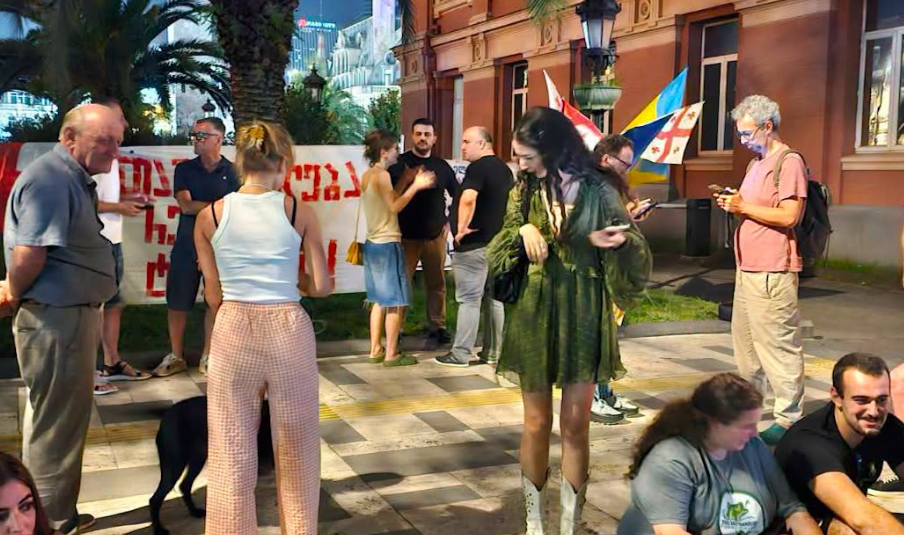 Акция в Батуми 23.08.26. Скриншот фото "Батумелеби", https://www.facebook.com/photo?fbid=1884776142484038&set=pcb.1884787085816277 (деятельность компании Meta, владеющей соцсетью, запрещена в России)